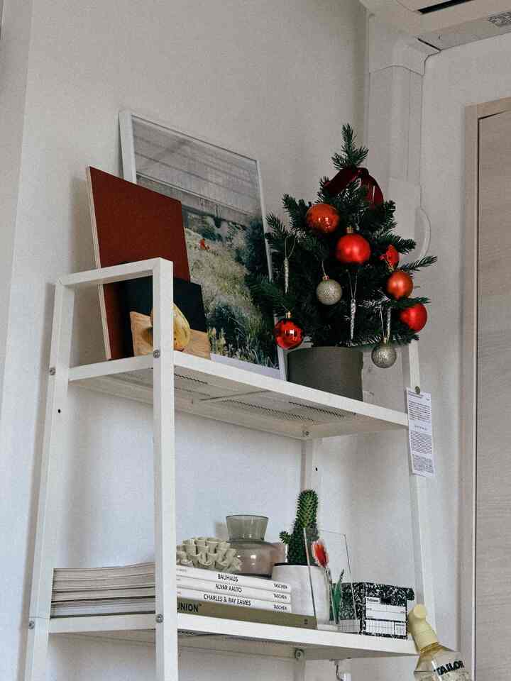 実はいまだにクリスマスツリーが飾ってあったのでようやく片しました。片付ける前に記念に撮ったもの📸　ツリーは部屋を明るくする魔法がありますね〜！

#Ohouse #Ohousejp #livingroom 