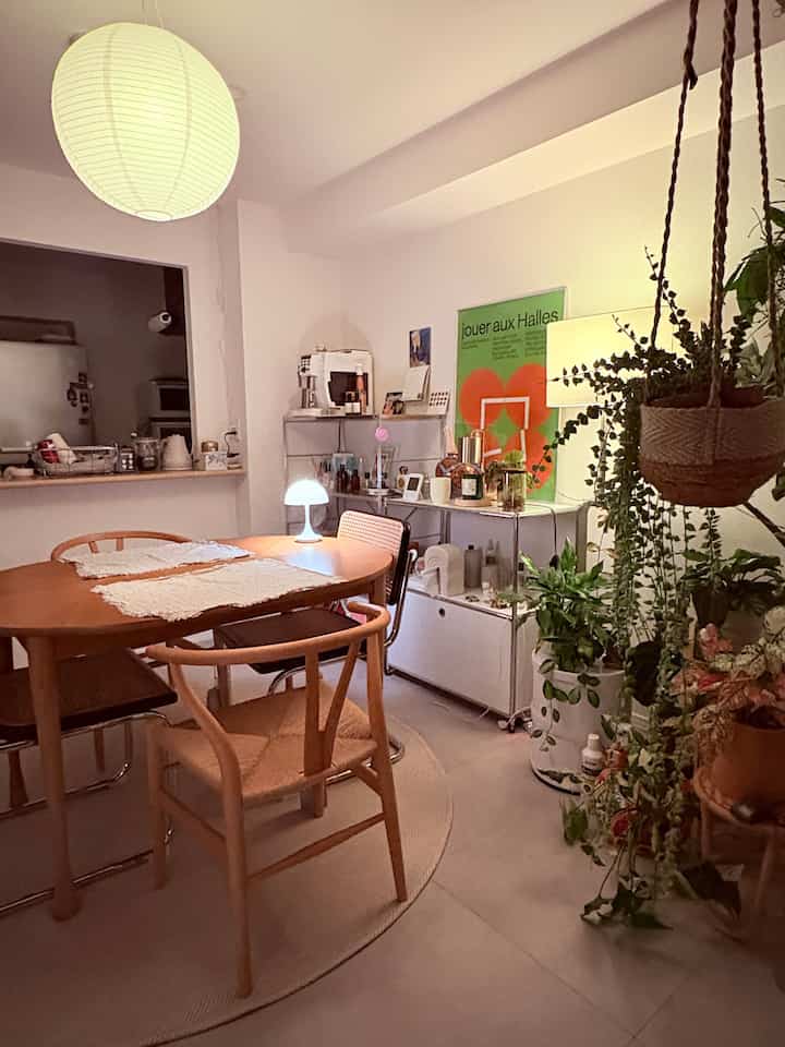▶︎GWの模様替え
観葉植物ゾーンを部屋の隅っこにして、窓を開け易いようにしました🪴🫶
育成ライトがあれば安心！
床のラグは、ohouseでゲットしたもの。
フロアタイルの床に温かみがプラスされてとてもお気に入りです。


#ミッドセンチュリー
#midcentury
#ミッドセンチュリーインテリア
#ミッドセンチュリーモダン
#GW模様替え
