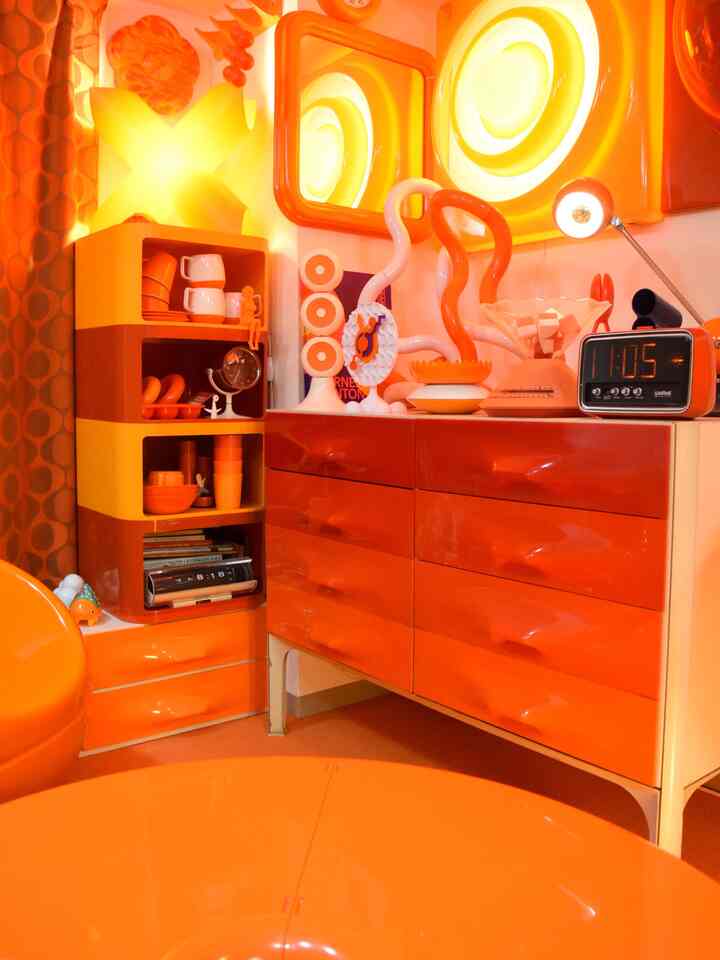 My absolute favorite product: a 1965 DF2000 cabinet 🍊
Its design is beautiful whether I look at it before bed or when I wake up in the  #レトロポップ #昭和レトロ #ミッドセンチュリーモダン #レトロインテリア #レトロ #オレンジ #spaceage #Vitra #orange #Kartell