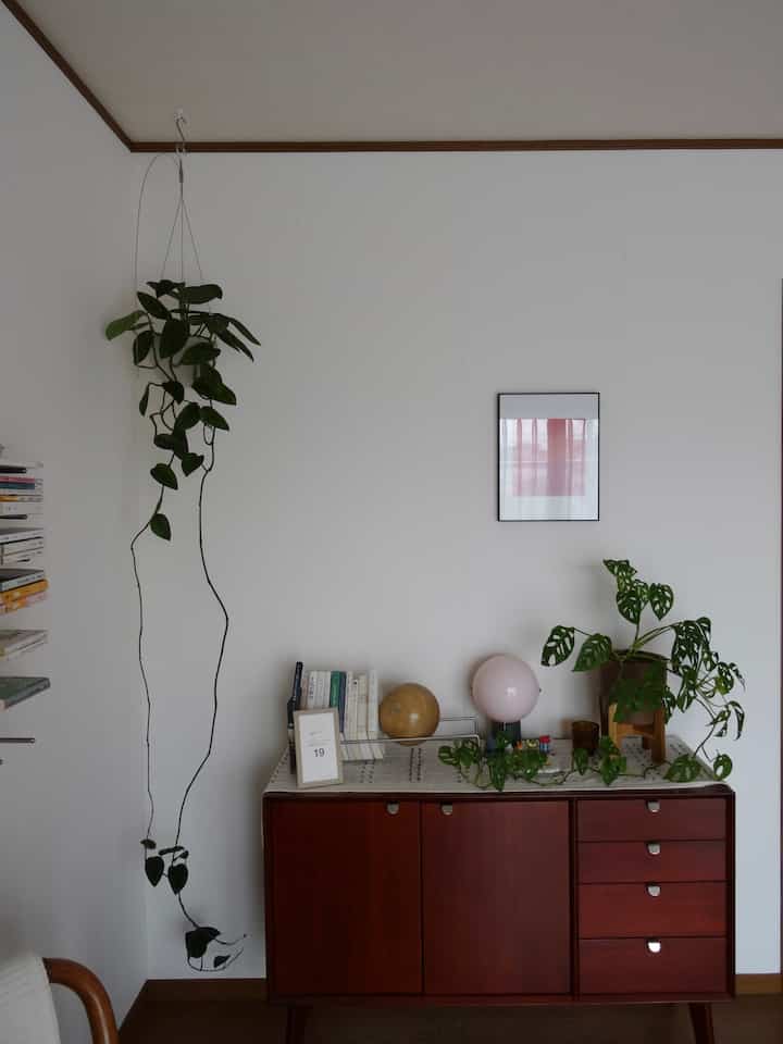 Living with just the two of us, I wanted to add a touch of cuteness to my workspace, so I created this corner.

A Scandinavian vintage space with subtle pink 

