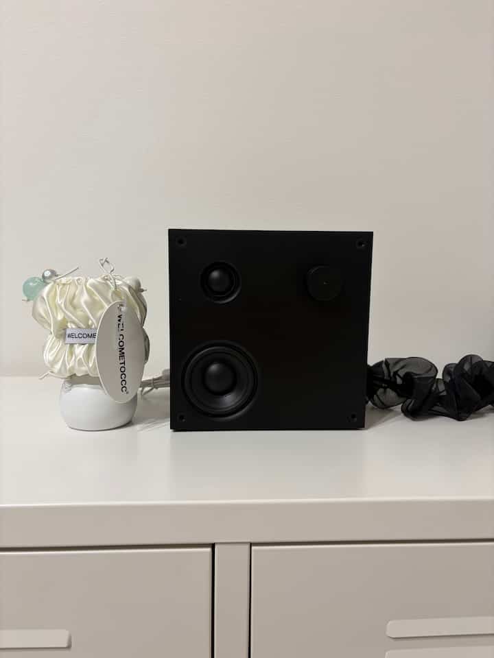 お気に入りのIKEAのスピーカーにケーブルアクセサリーを付けてみた🖤⋆͛*͛
これならコードが出ててもオシャレに見えてお気に入り🌟⋆꙳
#welcometoccc  のランプもかわいい💭🤍
#IKEA #スピーカー #韓国インテリア #ケーブルアクセサリー #コードジュエリー #平屋 #インテリア

