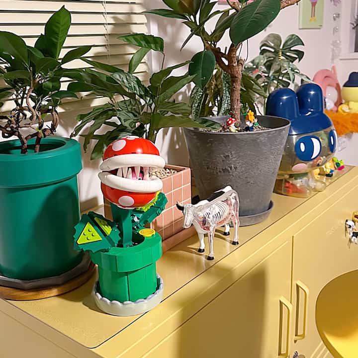 New houseplant 🪴 LEGO Piranha Plant #lego #おうち時間 #インテリア #カラフル #인테리어 #원룸인테리어 #집스타그램 #리빙 #홈스윗홈 #カラフルなインテリア #かわいい #かわいいインテリア #かわいい家 #ピンク #イエロー #キャニスター #植木鉢 #植物 #ゲーム #観葉植物 #造花