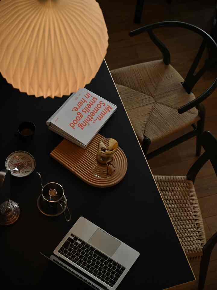 Artekのダイニングテーブル。ケメックスでコーヒーを淹れたり仕事したり。適当に広げてもさまになるアイテムが好きです。　#ダイニング #コーヒーのある暮らし 