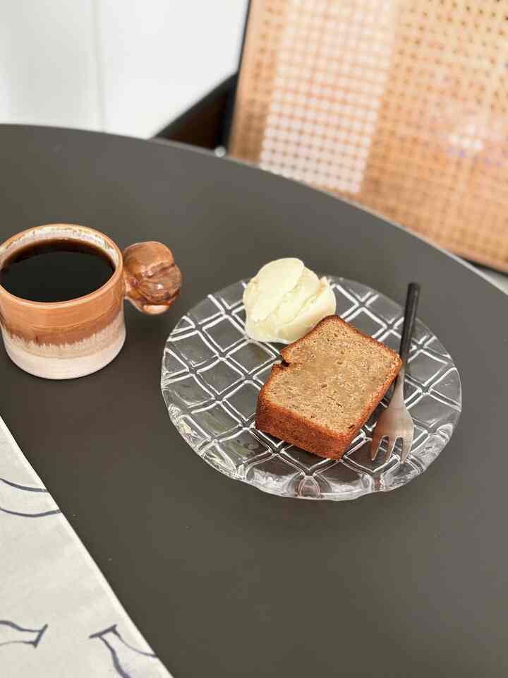 バナナケーキでおやつ🍌
アイスクリームも添えて豪華に🍨✨

#おやつ　#おうちカフェ　#器
