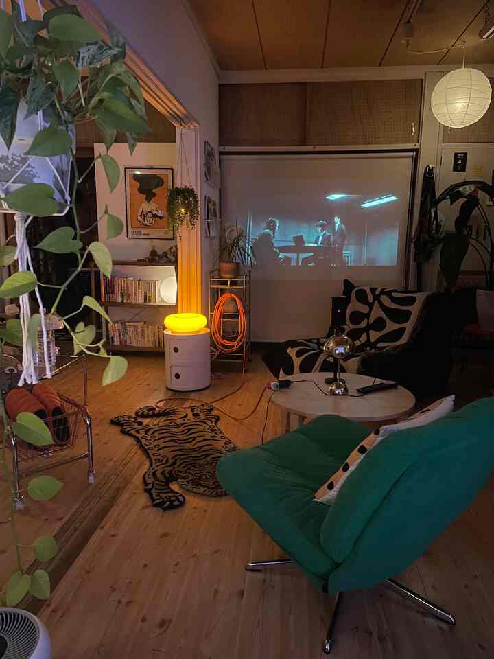 プロジェクター映したいのに、うちの部屋、投射できる余白のある白い壁が全然ないです。
なので映画観る時だけ、
押し入れに付いてるスクリーンでシアターモードにしてます。
夜は小さい映画館になります。

#プロジェクター　#お家シアター　#間接照明
#IKEA # 押入れDIY