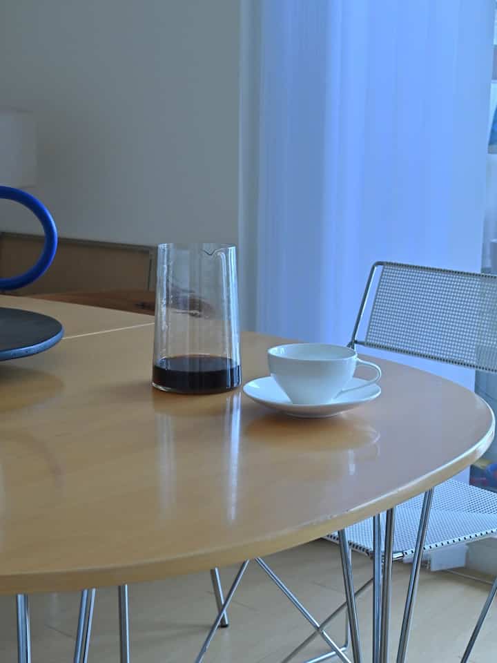 #frama #finnjuhl #器のある生活 #カップアンドソーサー  #コーヒーのある風景 

朝はいつもラテ。
でもこのカップを使うと、なぜかブラックを選んでしまいます。

たぶん喫茶店でブラックを飲んでいる時を思い出すから。

今っぽいカップも好きですが、
クラシックなデザインのカップも味わい深くて良いですね。
