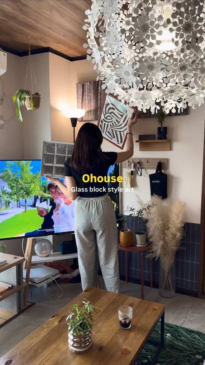 ohouseでずーっと欲しかった
ガラスブロック風アート購入したよ🛒

模様替えしてからテレビ横のアートのサイズが気になってたから
変えれてすっきり😎
⁡
アートツヤッツヤだし
フレームも窓枠っぽくてリアルでめーちゃ可愛い🥰
⁡GWセール+クーポンコードのおかげで2000円お得に購入できたよ🤍
⁡
⁡
#賃貸インテリア #interior #暮らしを楽しむ #roomdecor #ガラスブロックアート #観葉植物 #リビングインテリア #お花ラグ #韓国インテリア #ナチュラルインテリア