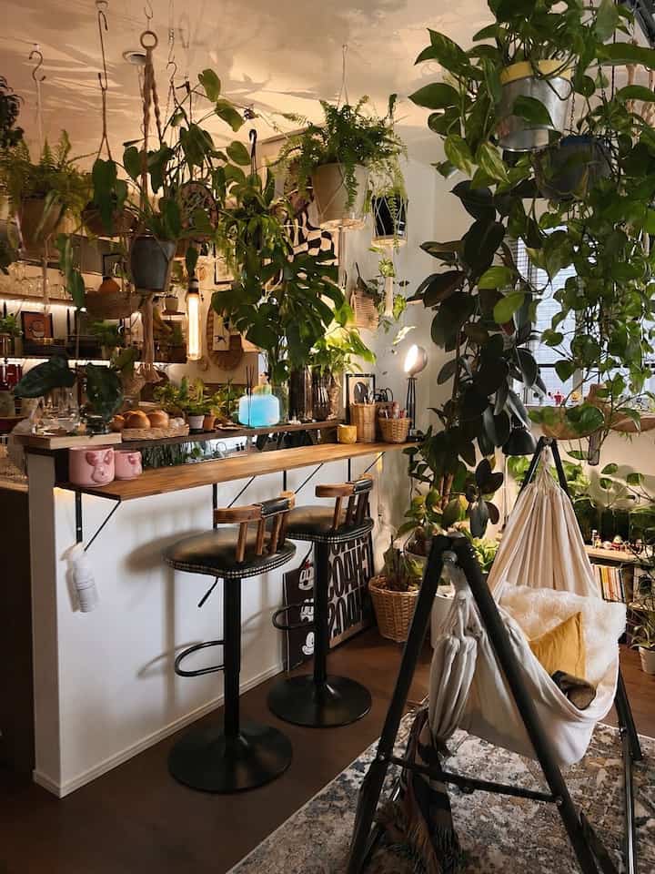 植物がのびのびしてる日は、
なんだか部屋の空気までやさしい 🌿

ここでぼーっとする時間が
最近いちばん好きかも。

灯りとグリーンに囲まれた
小さなくつろぎスペース🪴


#植物のある暮らし
#ボタニカルインテリア
#bohointerior
#家族と暮らすインテリア
#観葉植物インテリア
#ボタニカルインテリア
#bohohome
#暮らしを楽しむ
#ナチュラルインテリア
#ミッドセンチュリーインテリア
#おうち時間
#リビングインテリア
#インテリアコーディネート
#海外インテリア

