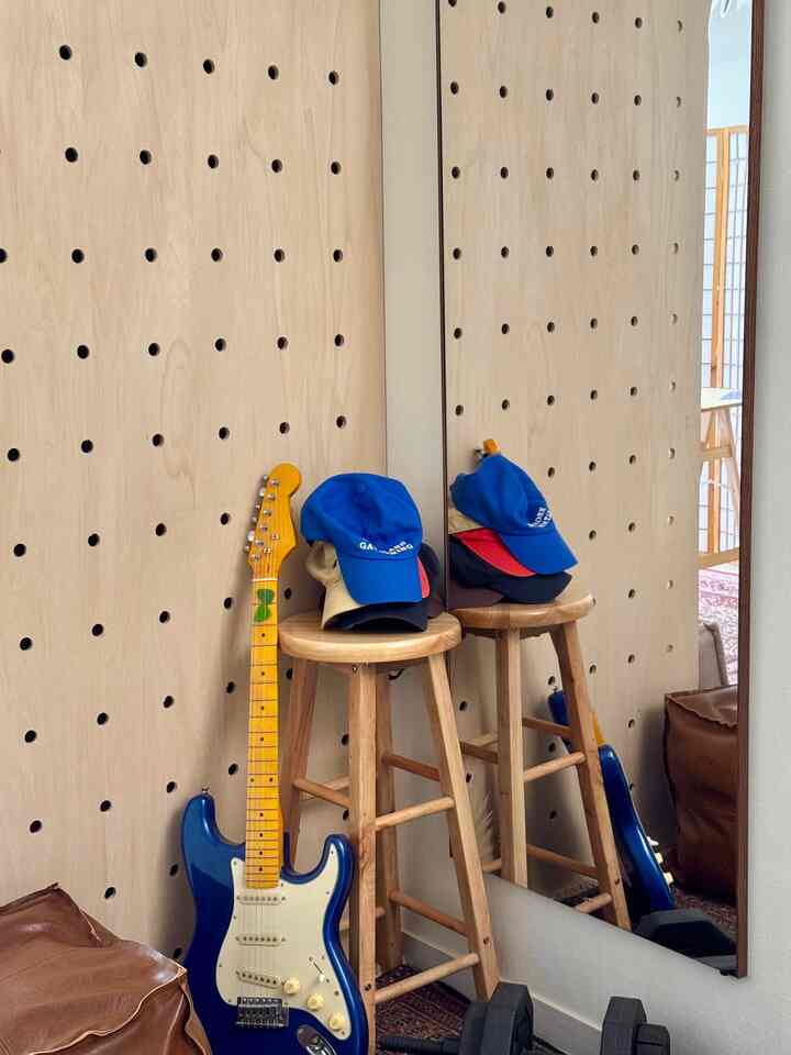 我が家の角
使用頻度が低い物たちが気づいたら集まっていく場所笑
#DIY #ウォールシェルフ