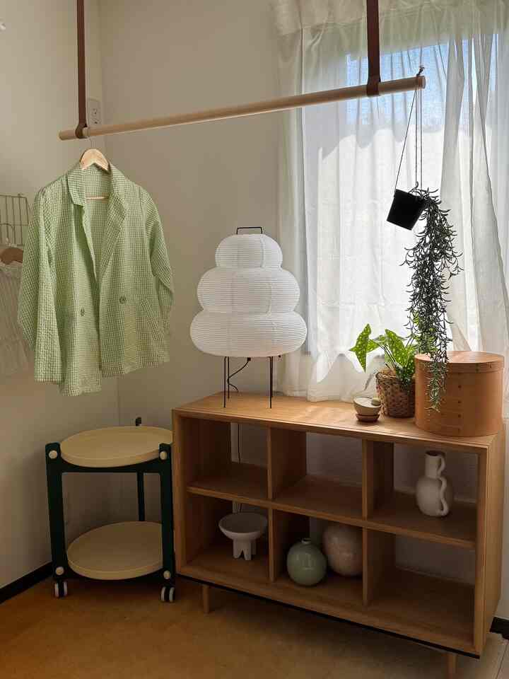 
衣装部屋少し模様替えしました

シェルフの位置を変えてライトを
棚の上にのせたよ🍀


#カラフルインテリア　#ナチュラルインテリア　#韓国インテリア　#海外インテリア　#ミッドセンチュリー　#衣装部屋