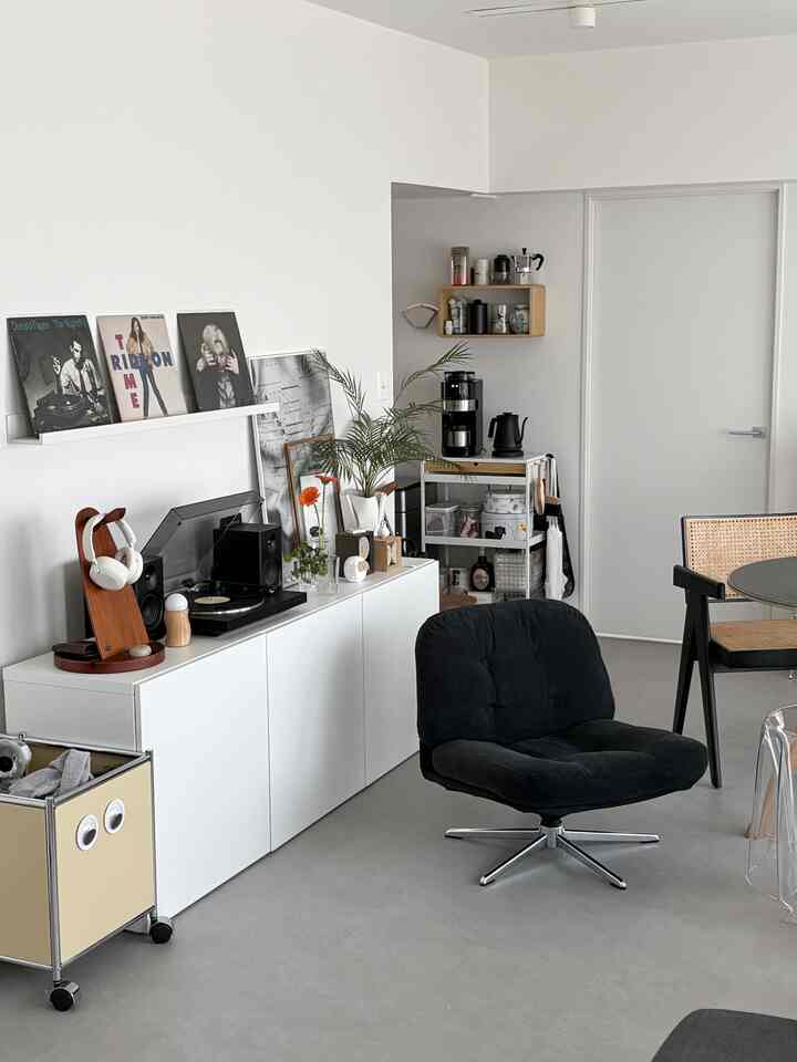 レコードスペースに新入り。
Cafe apres midi × ACME Furnitureのミュージックオーガナイザー。
ヘッドホンとワイヤレスイヤホンを一緒に置けて便利になりました🎧🎶

#レコード　　