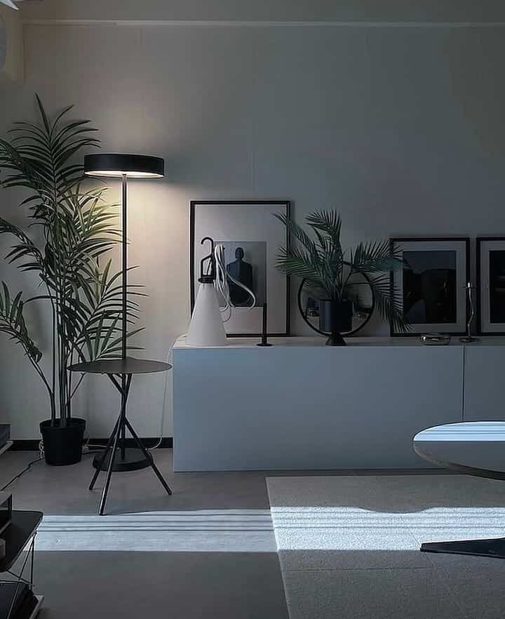 Living Room
Since the living room is small, I've organized things on shelves to make it feel more spacious.

#livingroom #無機質 #無機質インテリア #シンプルインテリア #フェイクグリーン #照明 #flos #mayday #ikea