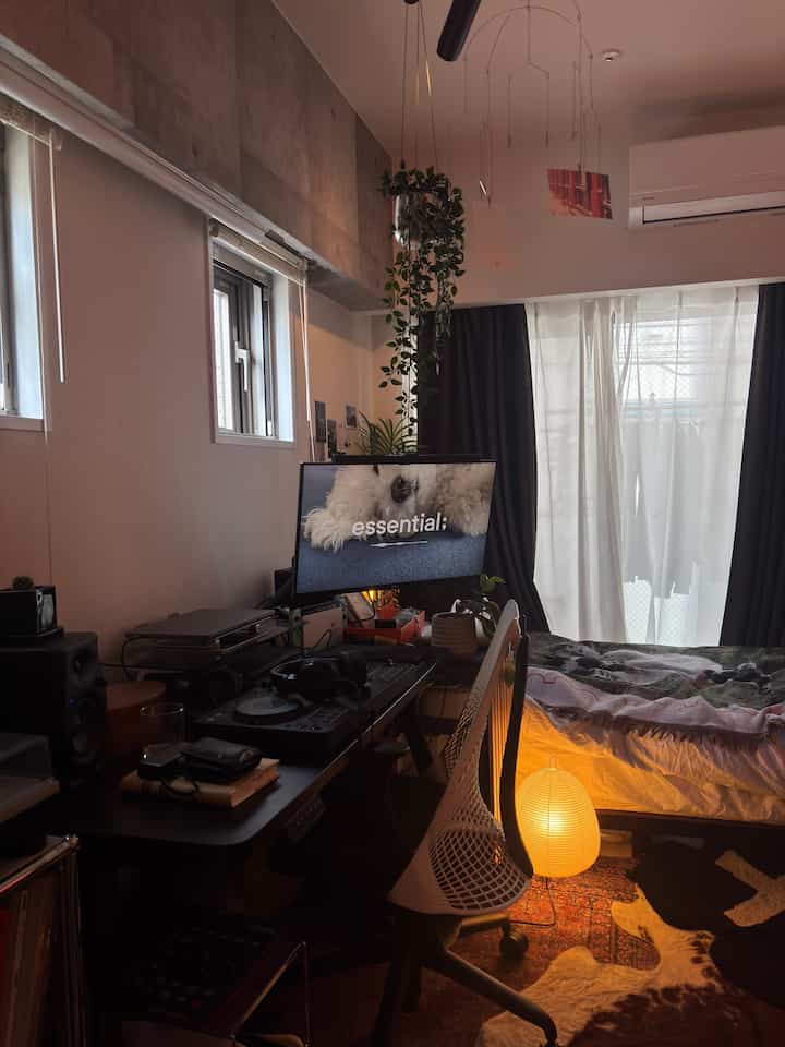 普段見せないデスク側の詳細🖥️
仕事の効率性は最大限にしつつ、部屋に馴染むよう小物を入れています✌️

#1人暮らし #ミッドセンチュリー #japandi #昇降デスク #間接照明 #イサムノグチ #Ohouse初夏準備