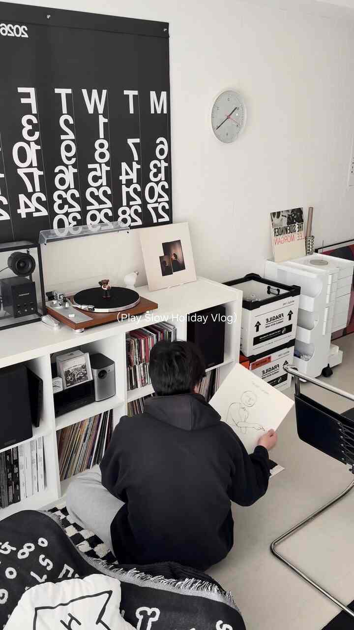 On my days off, I spend my time rummaging through records, wondering what music to listen to, and just lounging around. 🙈

#KoreanInterior #リビングルーム
