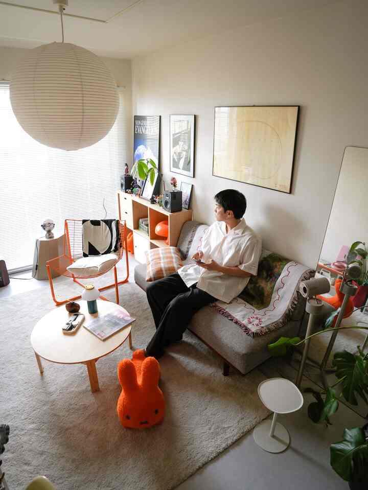 いつもの画角の反対側の景色。
ソファと無印良品の棚を並べて置いてます🛋️

プロジェクターを映さない箇所にはポスターを🖼️

#リビング　#ソファ