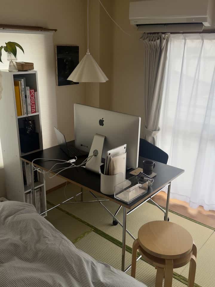 Appleのモニターの背面がかっこいいので、こういったレイアウトにしてます💻

#ワークスペース
#寝室
#一人暮らし