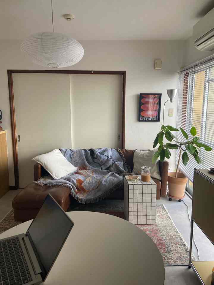 素敵なブランケットが我が家にお越しくださいました🦭
#midcentury #midcenturymodern 
#ikea #1dk#ひとり暮らし#キッチン
 #インテリア #リビング #生活感のある暮らし 
#ミッドセンチュリー #ミッドセンチュリーモダン
#在宅勤務 #韓国インテリア#北欧インテリア#marketb
#2026Ohouse新生活