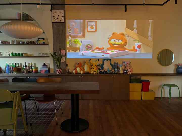 テレビもあるけど、壁の余白を使ってプロジェクターで映画を観たりもします🎥✨
並べきれなくなったぬいぐるみは子供部屋へ🧸👦🏻💙 

#リビング小物 #リビング雑貨 #リビングインテリア #プロジェクター #カウンターテーブル #おもちゃ #カラフル #カラフルインテリア #リノベーション #リノベ #スタンダードプロダクツ