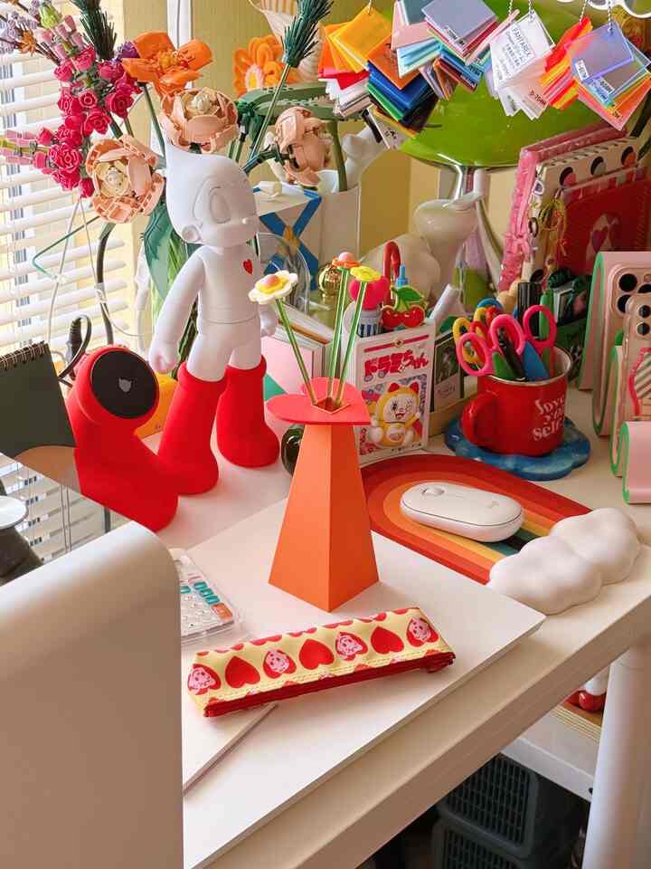 
COMOCOさんのPOPUPで購入した
カスタムできるフラワーベースがお気に入りです ❤️

ハート型はオンラインになかったので
念願のGETでした 🫶🏻💕

私のワークスペースには、
沢山のお花プロダクトがあるので
フラワーベースが常に足りない！

フラワーベースはなんぼあっても
欲しくなっちゃいます 😘


#カラフル #カラフルインテリア #レトロ #レトロインテリア #ミッドセンチュリー #ミッドセンチュリーモダン #スペースエイジ #フラワーベース 