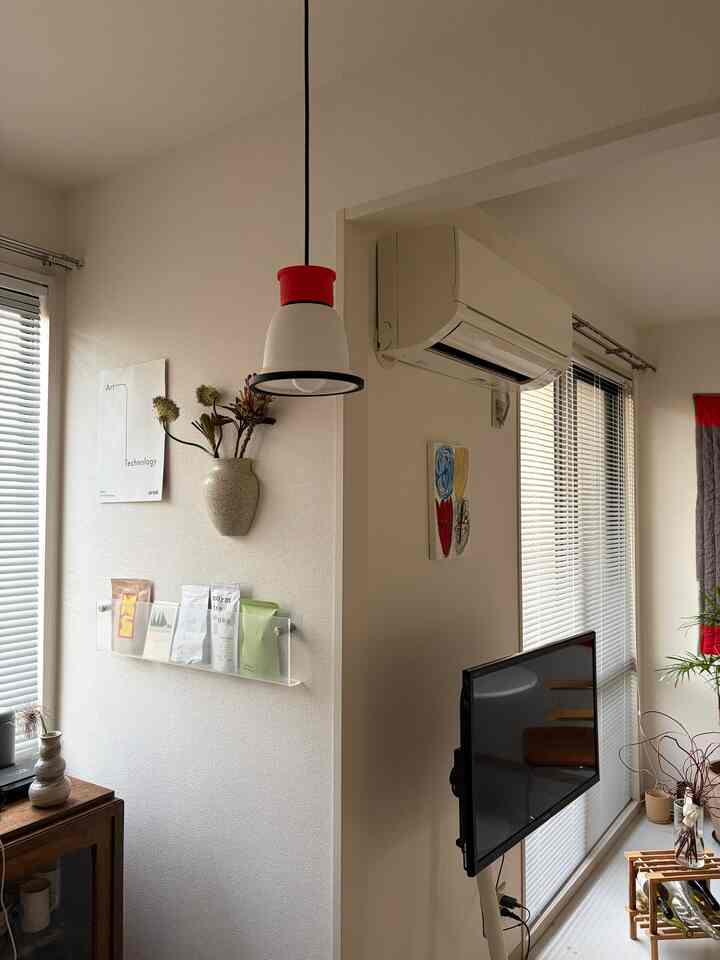 壁周りも有効活用！

アクリルの壁掛けシェルフは
溜まってしまうコーヒー豆やエアコンのリモコンを収納出来て便利！🌿😆

重宝してます！🙌


#ルームツアー 
#リビング 
#ダイニング 
#部屋インテリア 
#部屋作り 
#ラグ
#ダイニング照明 
#北欧インテリア 
#和モダン 
#カラフルインテリア 
#오늘의집  
#집스타그램  
#셀프인테리어  
#홈스타일링  
#자취방꾸미기  
#감성소품  
#레더소품  
#핸드메이드소품  
#수납정리  
#데스크테리어  
#감성인테리어  
#작지만확실한행복  
#무드등  
#일상속작은사치