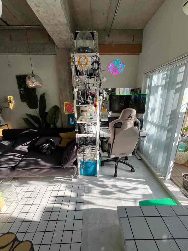 GW開けた途端、日差しが夏になりました☀️

バーチカルブラインドでお部屋の表情が変わる季節。早い時間は植物をバルコニーに出して日光浴です。

#賃貸インテリア #ワンルーム #バルコニー #最高の採光 #観葉植物 #リノベーション 