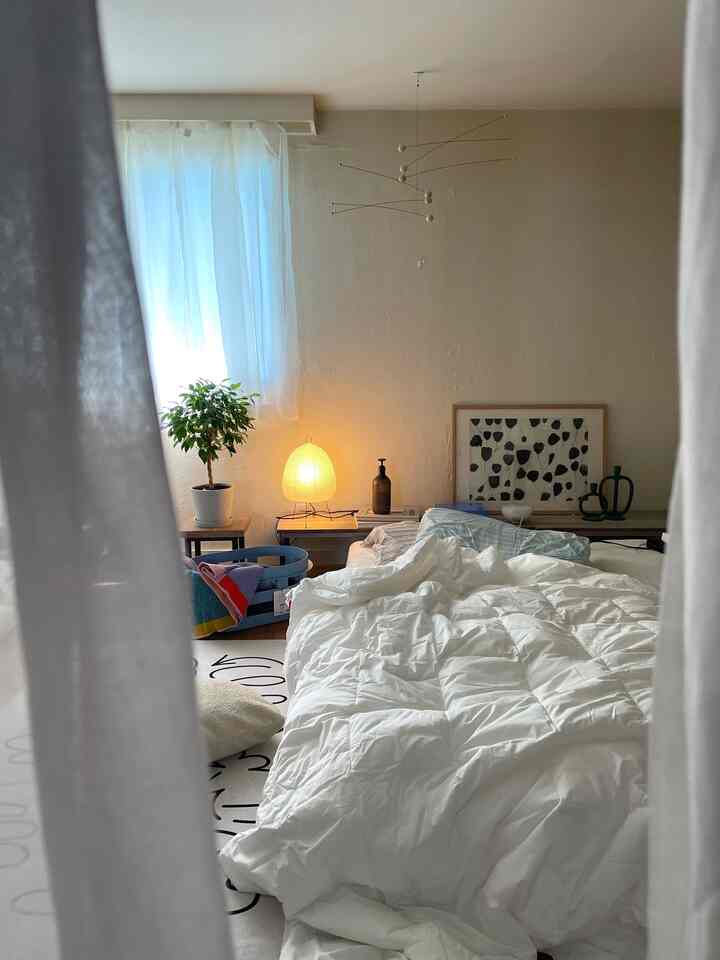 久々のbedroom
ラグはohouseです。
最近のこだわりは、シーツは白の綿100%が好き。布団カバーも白やリネンにしてます。
カラフルやかわいい柄にも惹かれるけど、空間がスッキリ見えて気に入ってます。
#寝室　#ベッドルーム　#賃貸インテリア　#2人暮らしインテリア　#シンプル