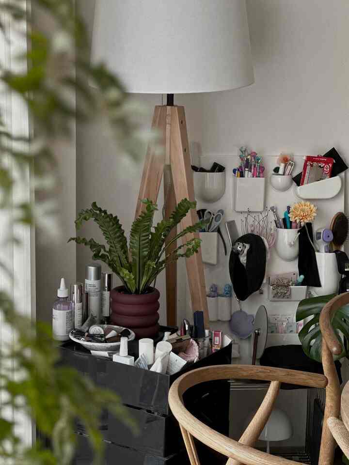 新たにグリーンを迎入れて華やかさが少し増したリビング🌿
プランターは差し色でボルドー？を選びました🌈 #リビングインテリア
#観葉植物
#リビングダイニング
#プランター