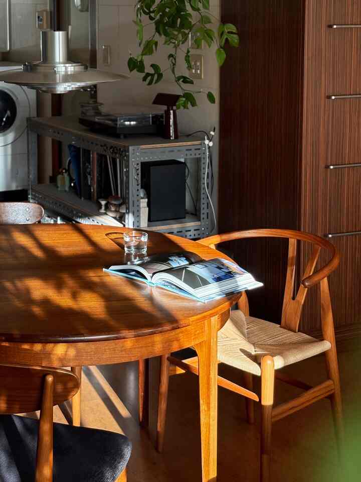 The way the light came in was beautiful this afternoon.

#diningtable