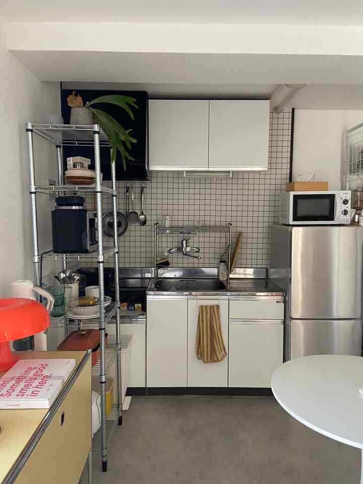 タイルシートを貼りそびれていたキッチンの右上の隙間を埋めました🪿
しっくりきた。

#midcentury #midcenturymodern 
#ikea #1dk#ひとり暮らし#キッチン
 #インテリア #リビング #生活感のある暮らし 
#ミッドセンチュリー #ミッドセンチュリーモダン
#在宅勤務 #韓国インテリア#北欧インテリア#marketb
#2026Ohouse新生活