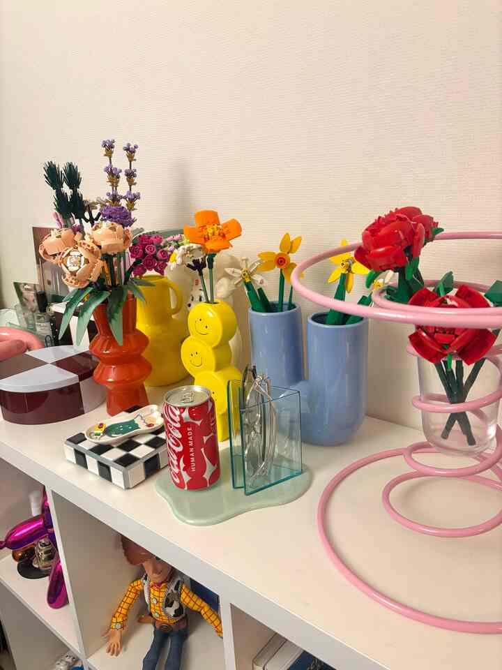 LEGOの花が集まってきたので
花瓶を新調しました🌼

#LEGO #花瓶 #francfranc #フランフラン #IKEA #カラフル #HAY #ポップ #部屋づくり #1LDK #同棲