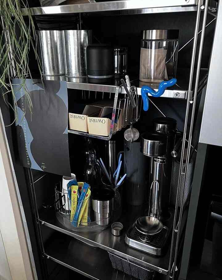 Kitchen Storage
I used to store vegetables in a basket I had lying around, but the mesh was too coarse and the peels would fall through, making regular cleaning a hassle.
I finally found what I was looking for: the right size, shape, and fine mesh stainless steel.
And it was at a nearby Daiso!

#kitchen #キッチン収納 #ステンレスユニットシェルフ #無機質 #aark #炭酸メーカー #lika #3coins #gbh #standardproducts #野菜ストック #daiso #アートカレンダー
