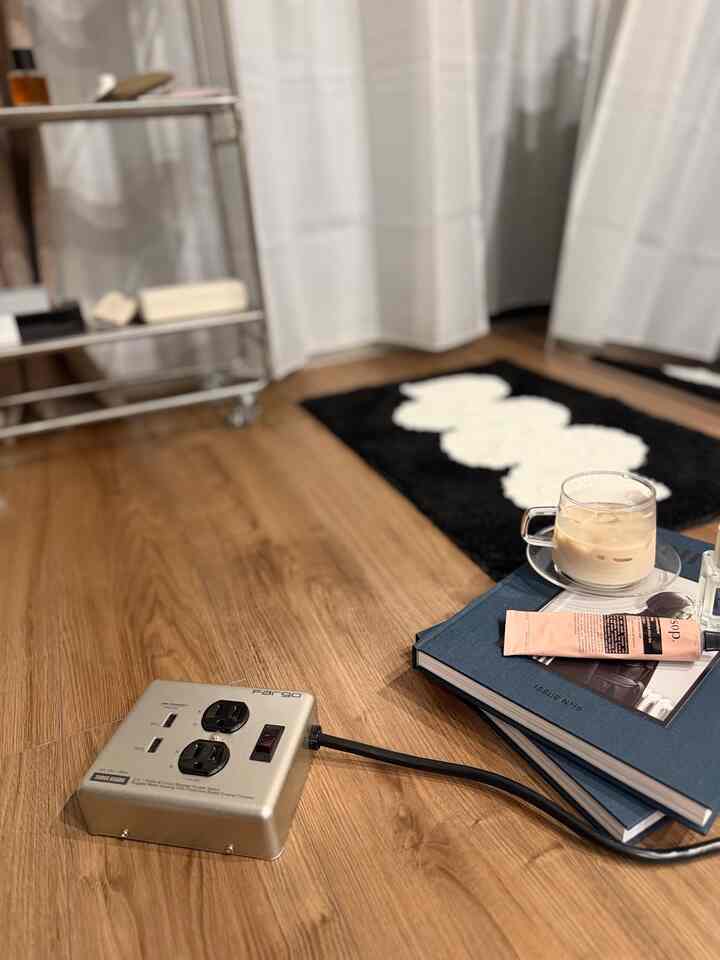 ラグ買いましたホワイトも可愛いけど
ブラックが気分で

お引っ越しして初ポスト
新しいお家も宜しくお願い致します



#モノトーンラグ 
#ラグ 
#スタプロ 
#ガラス器 
#fargo 
#スチール 
#電源タップ 