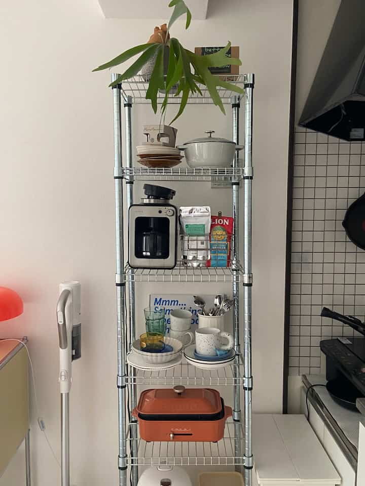 我が家の気まぐれなキッチン棚🍳
#midcentury #midcenturymodern 
#ikea #1dk#ひとり暮らし#キッチン
 #インテリア #リビング #生活感のある暮らし 
#ミッドセンチュリー #ミッドセンチュリーモダン
#在宅勤務 #韓国インテリア#北欧インテリア#marketb
#2026Ohouse新生活
