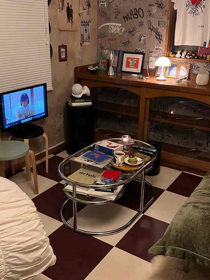 夜は間接照明をつけるのもいいけど、キャンドルつけるのも温かみが出ておすすめ🕯
イッタラのキャンドルホルダーはシンプルで洗練されたデザインかつ、可愛い色もたくさんあるから沢山持ってて、はじめてキャンドルホルダー買う人にはおすすめ！
#キャンドルホルダー #間接照明 #雑貨 #ミッドセンチュリー #イッタラ