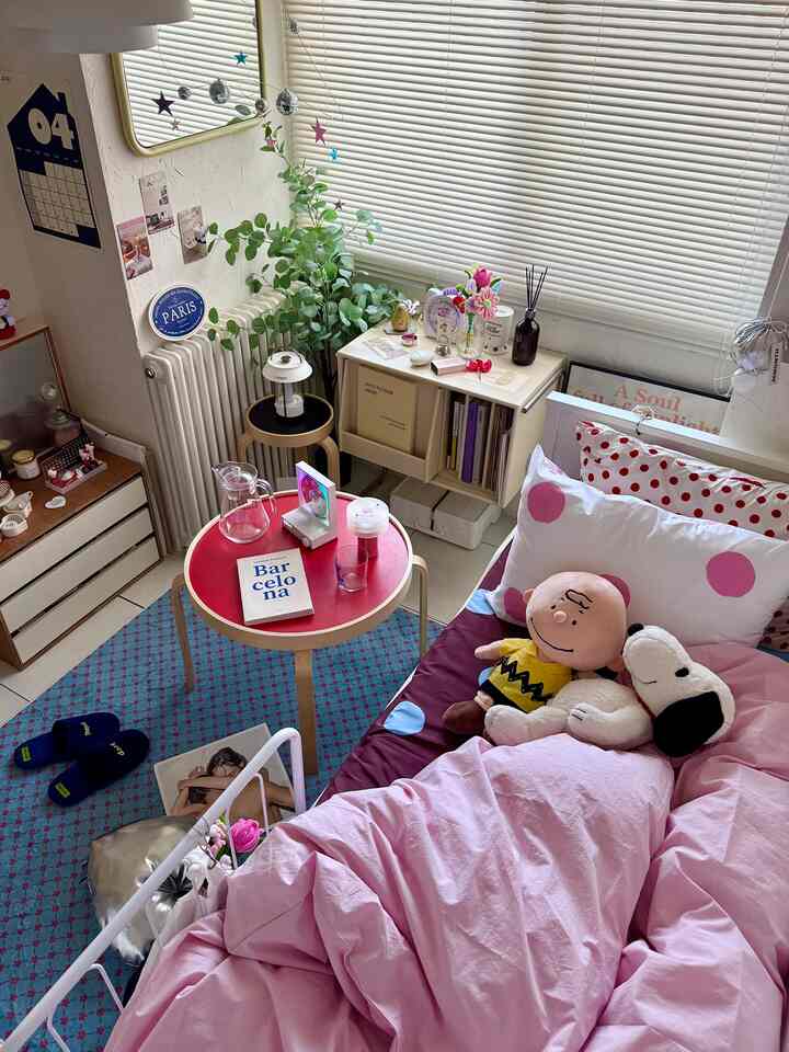 最近だいぶ暑くなってきたから寝室をちょっと
模様替えしたくて新しい寝具をOhouseで購入。
大好きなdyedinの寝具୨୧ ྀིྀི 

ドット柄のシーツに一目惚れ🤎🩷
柄物シーツはあまり持ってなかったから
欲しかったアイテム☝🏻布団カバーの淡いピンクも
これからの季節にぴったり🩷

寝具を変えただけでだいぶ雰囲気が
変わって大満足のお買い物だった🫶🏻

春から初夏へ。
Early Summer bedroom mode⛱️

#OhouseShopping #Ohouseで模様替え #dyedin #寝具 #寝室 #ベッドルーム #寝室インテリア #ベッドルームインテリア #カラフルインテリア 