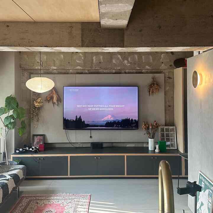 テレビ向かって右のWi-Fiルーター置き場がどうにも冴えなくて気になってたところブレーカーカバーなるよい物を発見💡
ダミーのガラスブロックだけど遠目で見たらとてもダミーと思えなくて、ポスターほどインパクト出したくないけど何となく物を隠したいと思ってた場所には大きさもニュアンスも最高でした✌️
ちっちゃいところだけどプチ模様がえ楽しい〜

#OhouseShopping #Ohouseで模様替え #acidlowstudio #ブレーカーカバー
#Wi-Fiルーター　#収納　