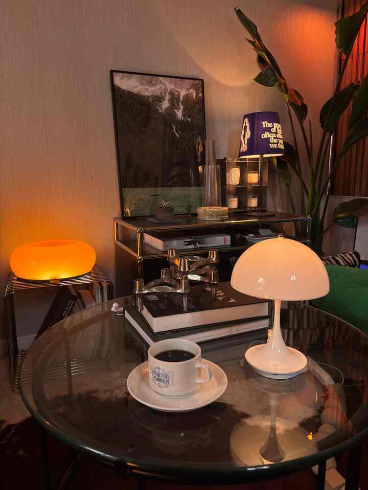 こだわった部屋で自分の淹れたコーヒーを飲むのと1日の満足度高め🫧

#1人暮らし #1K #8畳 #ミッドセンチュリー #japandi #ガラステーブル #IKEA #間接照明 #レコードプレーヤー