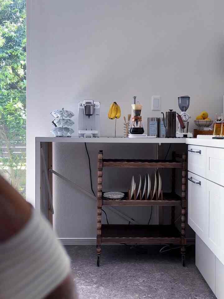 キッチンの左端のカウンターはDIYなんですが、言われなきゃ気付かないレベルでカウンターを20センチだけ長く作り直しました😂
たった20センチなのに格段に使い勝手が良くなったのでめちゃくちゃ満足！！
これで欲しいコーヒーマシンが置けそうです😏♡

#DIY #DIYキッチン #キッチン #台所用品 #コーヒーマシン #コーヒーのある暮らし #コーヒー用品 #キッチンインテリア


