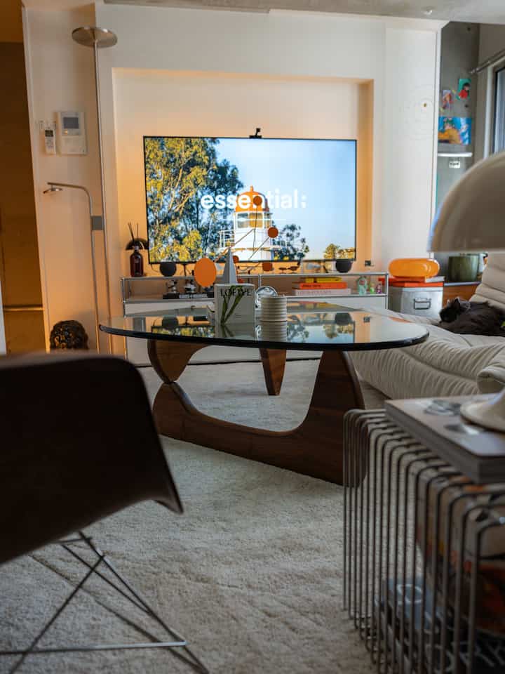 I finally got my hands on an Isamu Noguchi coffee table, something I've always dreamed of! 👏

Since my home incorporates dark brown tones, I chose the walnut finish!

The glass top is fantastic; it doesn't feel overwhelming at all.

#IsamuNoguchi
#CoffeeTable
#LivingRoomInterior
#MidCentury
#MidCenturyModern
#Nordic
#Vitra