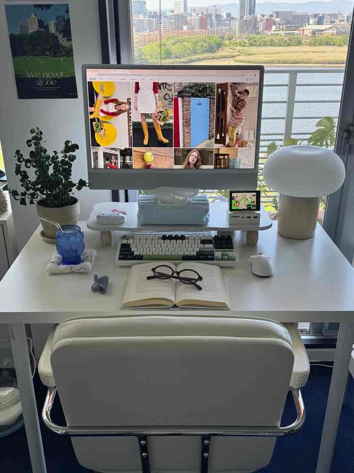 最近のデスク🖥️🩵
窓開けてると涼しい風が入ってきて気持ちいい🙂🙂

#デスク #デスクインテリア #ワンルームインテリア