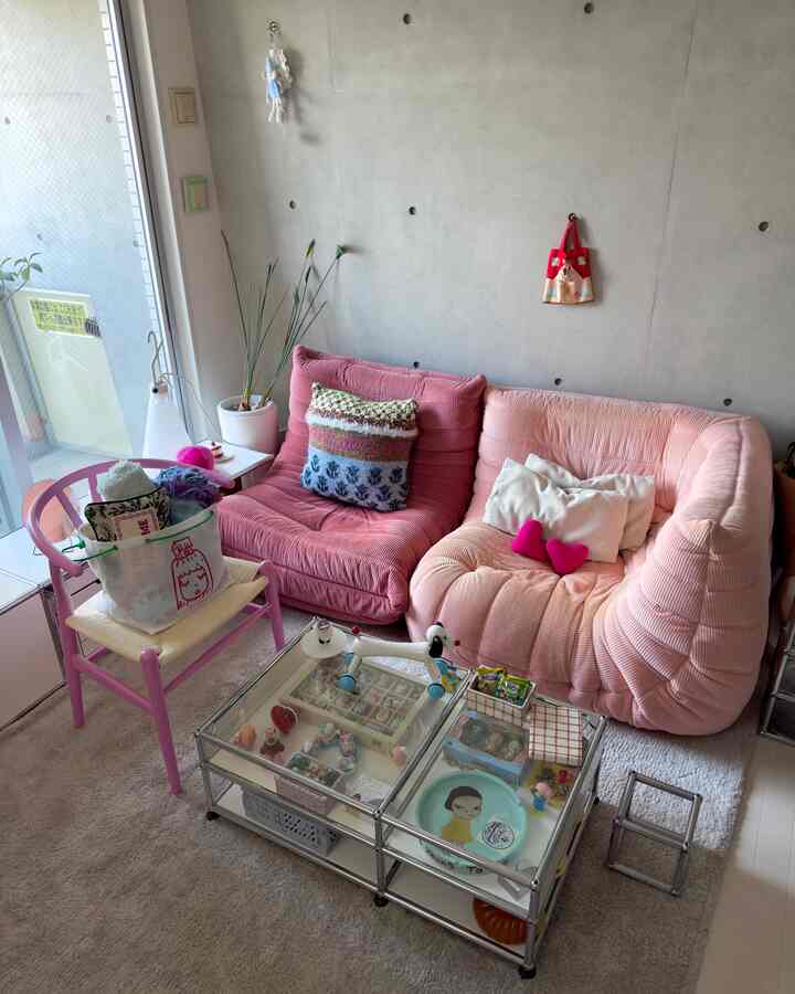 好きなもの集合😘
お部屋に好きなものを詰め込むと幸福度高いです！！

#インテリア #カラフルインテリア #ソファ #リーンロゼ #flos #チェア
