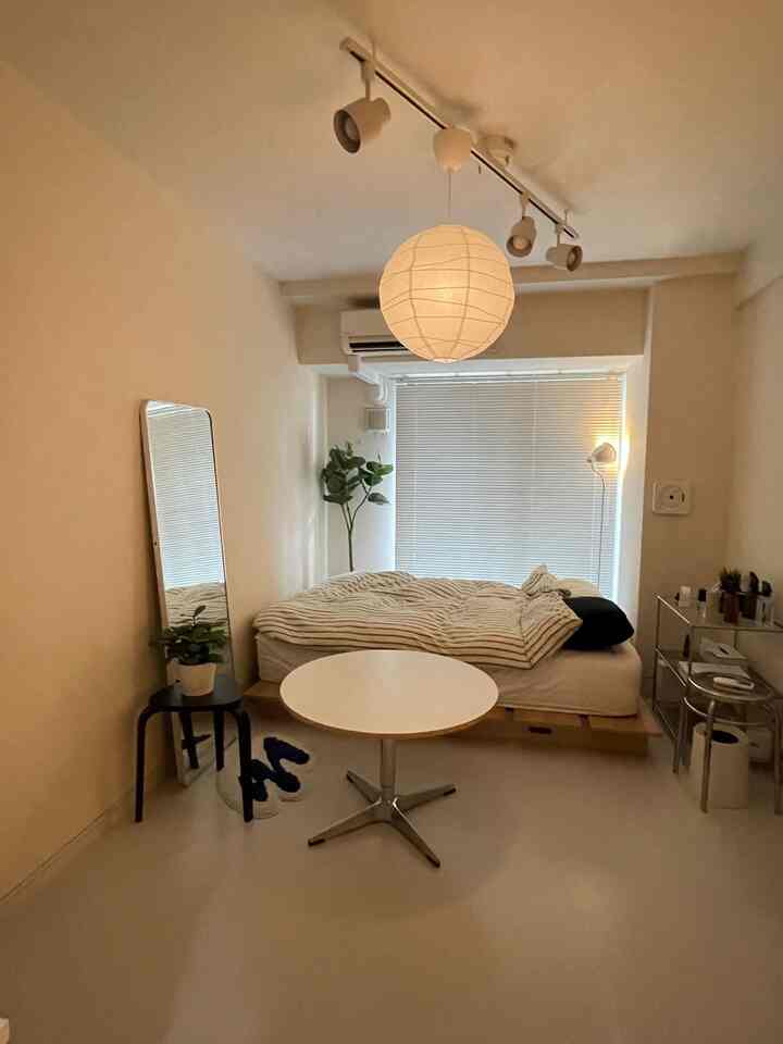 I'm slowly tidying up my room.
I bought a table, but I'm still struggling to decide on a personal chair, so I'm not making any progress...
#rental #一人暮らし #1k #テーブル #ダイニングテーブル