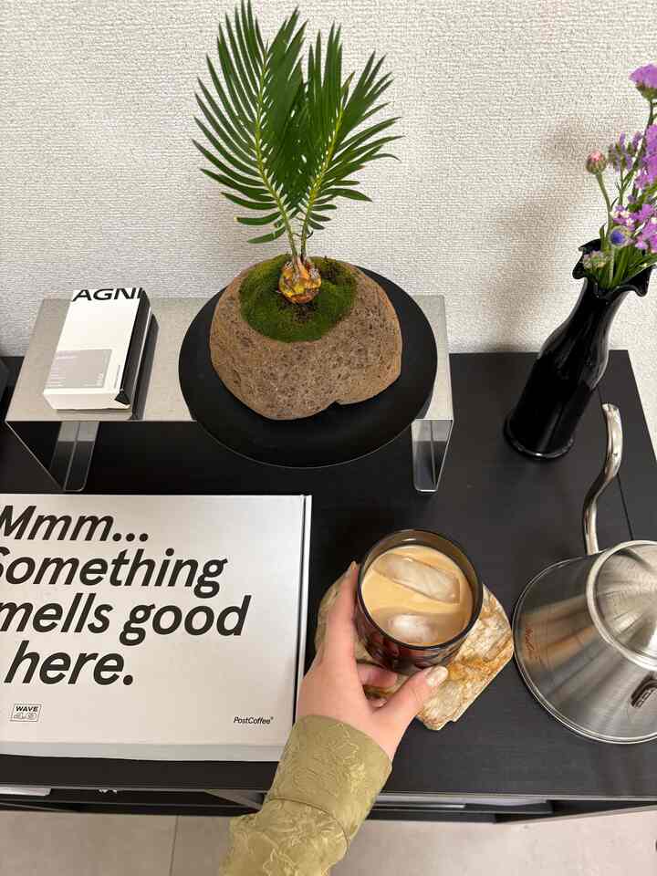 お家のコーヒーコーナー☕️🌿
これからエスプレッソメーカーなど迎える予定！

#模様替え #韓国インテリア #シンプルモダン #ブックスタンド #サイドテーブル #14畳LDK #賃貸 #ふたり暮らし #コーヒーコーナー #コーヒーグッズ #おうちカフェ #Ohouseで模様替え
