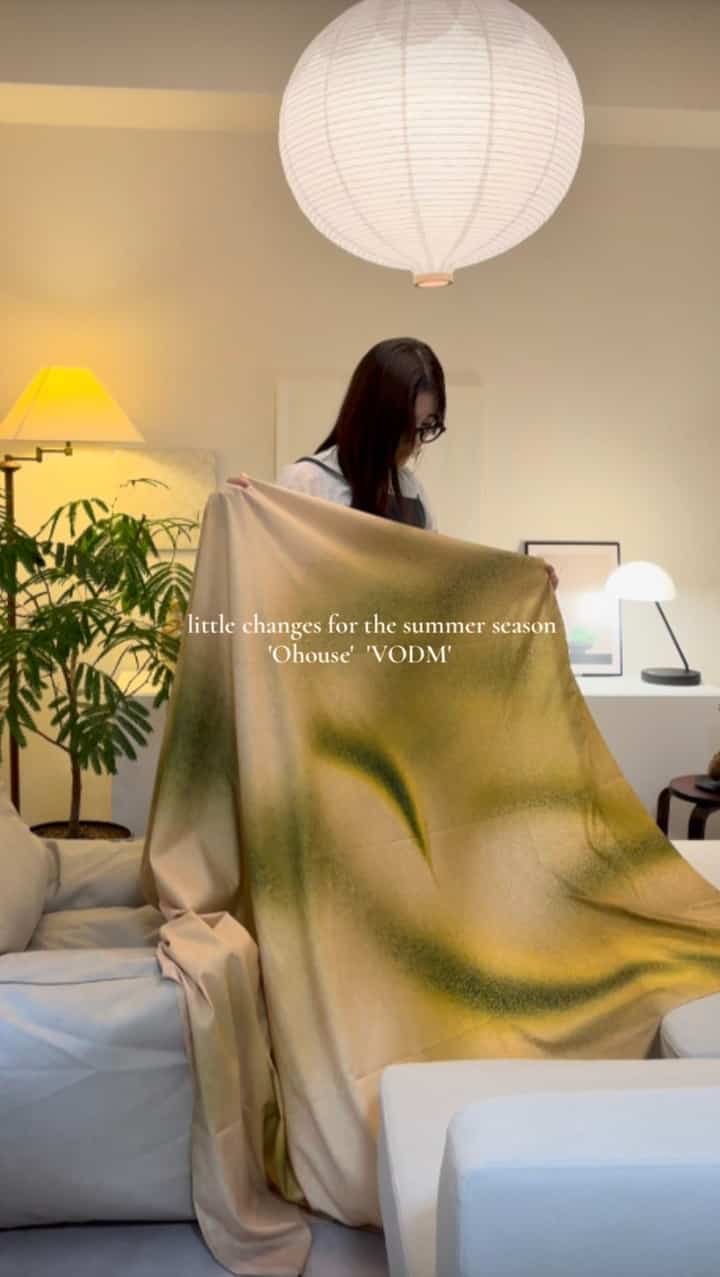 Ohouseで夏に向けた模様替え🍃✨
⁡
VODMから夏のムードを感じるカーテンを取り入れてみた🍐
⁡
薄手なのでファブリックポスターのように使ってみたりソファカバーにしてみたり。
⁡
とろみのある素材感と葉が舞うようなデザインが
ニュアンスのあるお部屋になって大満足🌿✨
⁡
夏仕様に変わったお部屋をこれから沢山楽しもう〜！

#模様替え #韓国インテリア #シンプルモダン #ブックスタンド #サイドテーブル #14畳LDK #賃貸 #ふたり暮らし #Ohouseで模様替え #VODM #ファブリック #夏の模様替え
