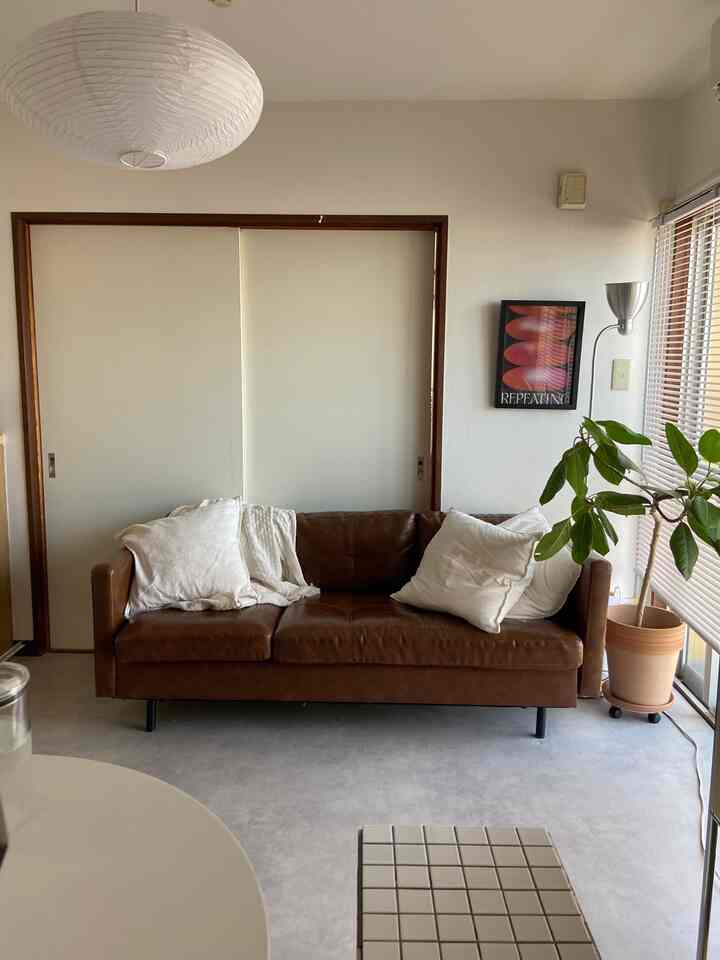 A simple arrangement that I visit occasionally 🥟

#midcentury #midcenturymodern
#ikea #1dk #livingalone #kitchen
#interior #livingroom #livedinlife
#midcentury #midcenturymodern
#workfromhome #koreaninterior #nordicinterior #marketb
#2026Ohousenewlife