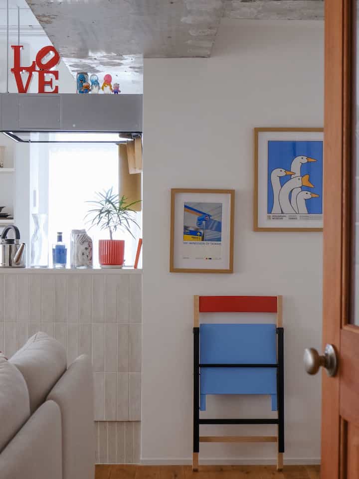 IKEA PS 何買った？

話題になってる PSコレクション。
私が選んだのは、この折りたたみチェア。
さて、PRではないので本音レビュー。
値段・コスパ★★★
デザイン★★★
使い勝手・座りやすさ★☆☆
素材・耐久性 不明。現時点ではなんとも…
総合満足度★★☆
って感じでしょうか笑

残念ながらメインの椅子としての使い勝手や
座りやすさを求めてる人には
正直おすすめ出来ないかなという感じです。
座面が真っ平で少し前上がり&角張ったカットラインなので、
ちょうど太もも裏に当たるんですよね笑

我が家の用途は、”来客用の椅子”
そして決め手は”収納時のデザイン性”
折りたたんで立て掛けると…
抽象絵画を飾ってるみたい。
まるでモンドリアンのコンポジションのようです。
とてもアイコニックで置いてあるだけでかわいい。

こんなデザイン性のある椅子が、
1万円で買えちゃうのはお得だな…！
と思ってます。

なので求めてる人にとっては満足度◎
悩んでる方は店頭で座ってみるのがおすすめです。
周りに店舗ない方は…上記レビュー参考になれば🙇🏼

まぁ色々書きましたが、、私は買って正解でした🕺🕺

#ikeaps2026 #ikeaps
┈┈┈┈┈┈┈┈┈┈┈┈┈ 
@kazetti_05 
-
30代夫婦のリノベ暮らし
2LDK ⌇ 76㎡ ⌇ Japan

中古マンションをフルリノベ🚶🏼‍♂️🚶🏼‍♀️
自分らしさを大事にしながら
長く愛せるお家作りを目指しています🧶
┈┈┈┈┈┈┈┈┈┈┈┈┈