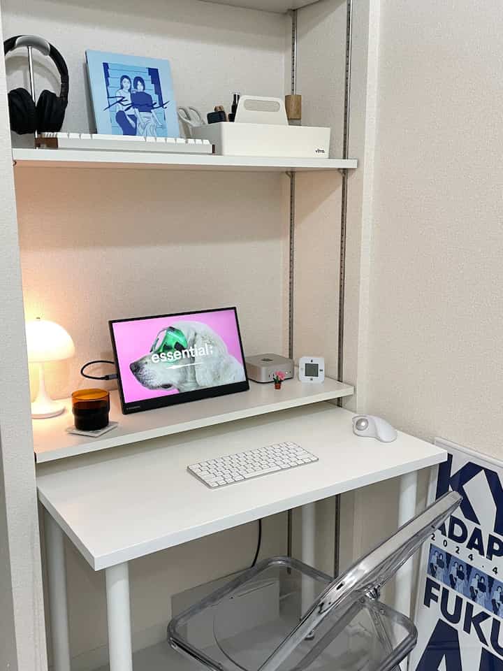 新しく迎え入れたvitraのツールボックスでデスクが整いました！白過ぎてのっぺりしてるのでデスクマット導入しようか検討中🤔
#デスク #デスクテリア #ワークスペース #賃貸 #一人暮らし