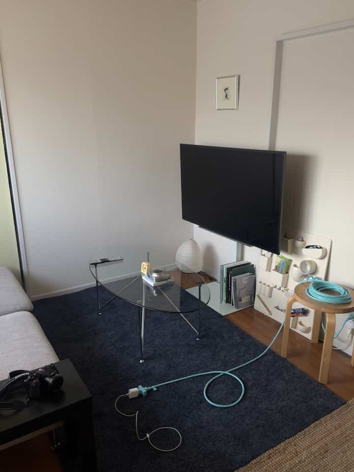水色の延長コードがお気に入り🩵
ガラスのテーブルだと床が見えてお部屋が広く見えます。
差し色があるとお部屋もより一層明るくなる💡

#リビングルーム
#一人暮らし
#韓国インテリア
#差し色
#ガラステーブル