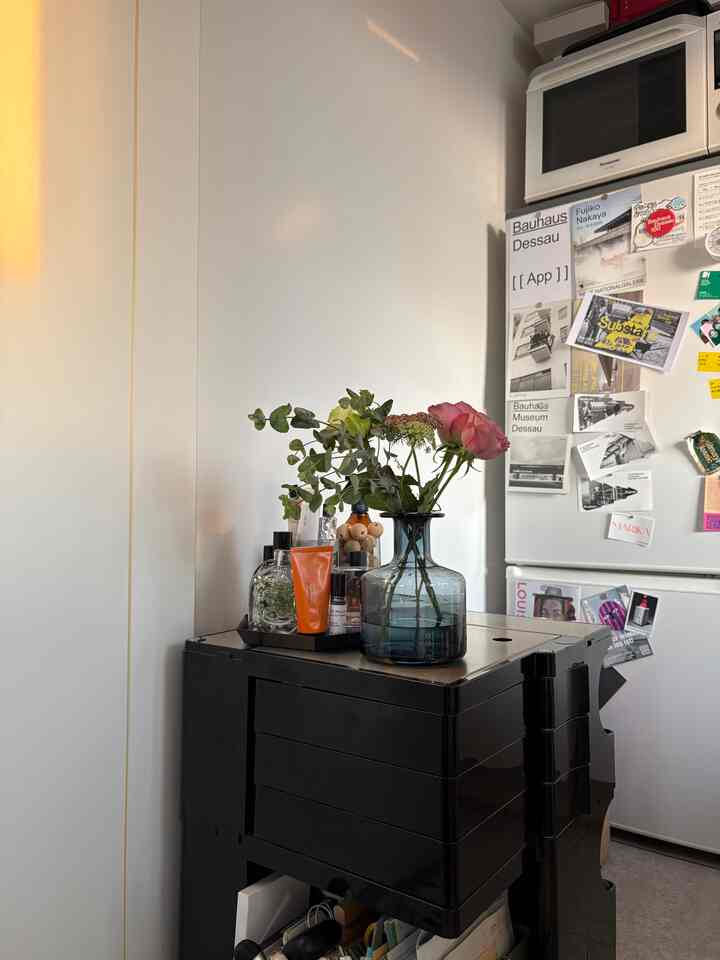 お花があるとお部屋が明るくなりますね〜

#ワンルームインテリア　#ワンルーム賃貸　#フラワーベース 