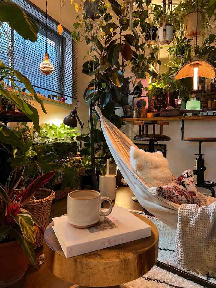 植物の間からこぼれる光と、
あたたかいコーヒー。

今日もいつも通りの景色☕️🌿

#植物のある暮らし
#ボタニカルインテリア
#古道具のある暮らし
#mybohohome
#slowliving